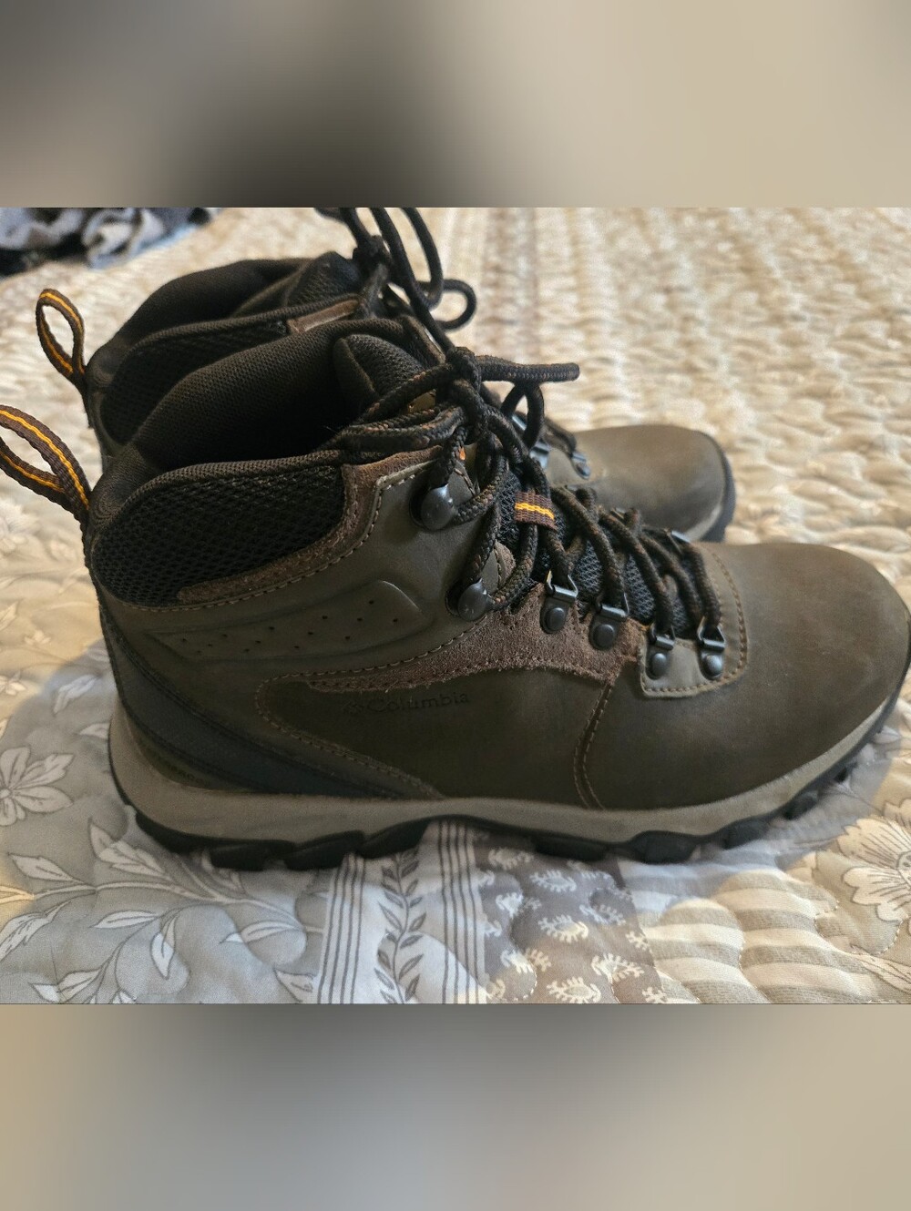 Mens Columbia Boots Size 7.5